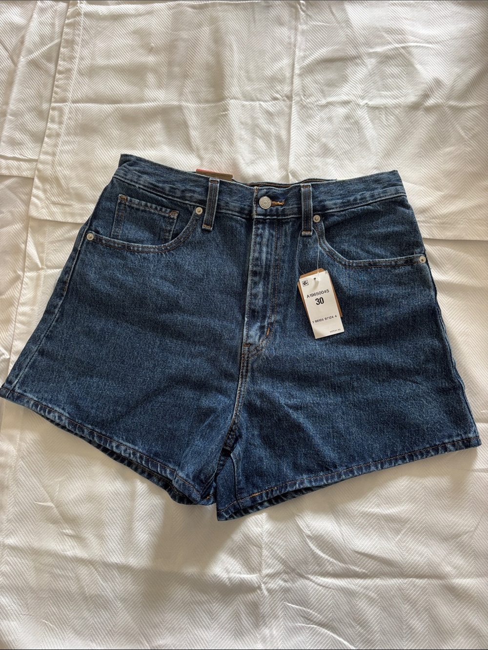 NEW Levi's High-Waisted Mom Denim Jean Shorts Sz 30 / 10